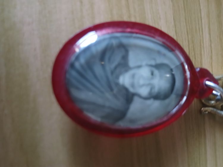 ล็อกเก็ตหลวงพ่อเกษมขาวดำด้านหลังเงินออกปี 36 รูปที่ 3