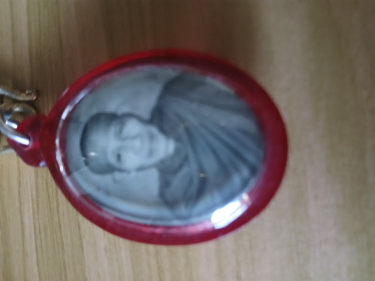 ล็อกเก็ตหลวงพ่อเกษมขาวดำด้านหลังเงินออกปี 36 รูปที่ 5