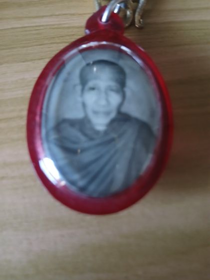 ล็อกเก็ตหลวงพ่อเกษมขาวดำด้านหลังเงินออกปี 36