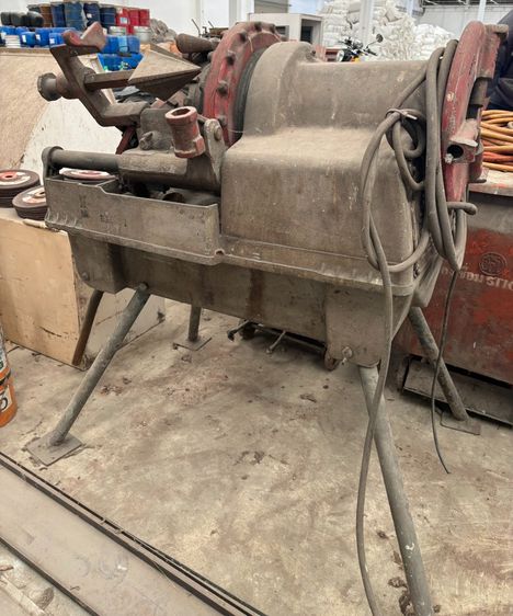 เครื่องต๊าปเกลียวท่อประปา