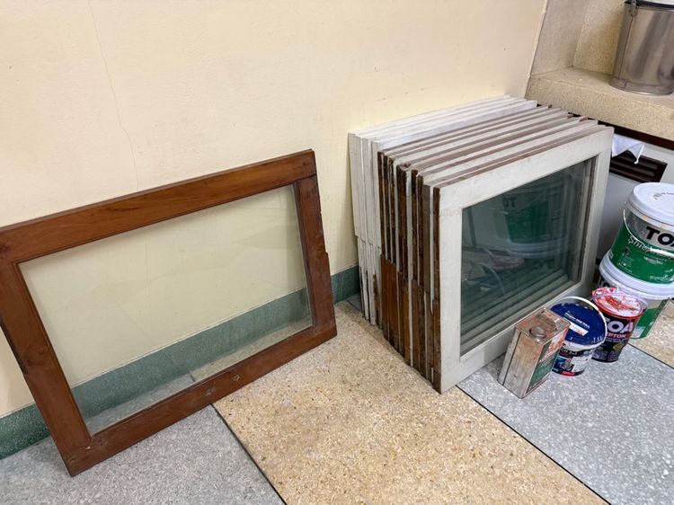 หน้าต่างไม้เก่าพร้อมกระจก รูปที่ 2