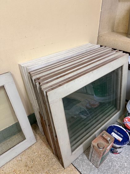 หน้าต่างไม้เก่าพร้อมกระจก รูปที่ 3