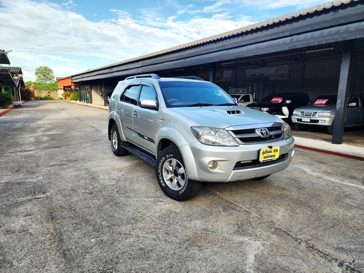 Toyota Fortuner 2005 3.0 V 4WD Utility-car ดีเซล ไม่ติดแก๊ส เกียร์อัตโนมัติ เทา