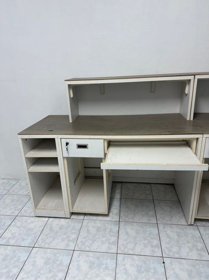 ขายโต๊ะ 3 ตัว ราคารวม 1,200 บาท เหมาะกับออฟฟิศ นั่งทำงาน เปิดร้านขนส่ง เอาไว้เป็นเคาเตอร์และให้ลูกค้าเขียน รูปที่ 2