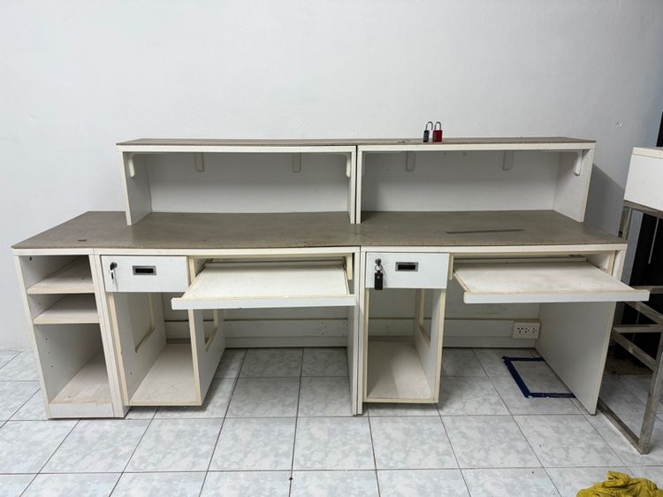 ขายโต๊ะ 3 ตัว ราคารวม 1,200 บาท เหมาะกับออฟฟิศ นั่งทำงาน เปิดร้านขนส่ง เอาไว้เป็นเคาเตอร์และให้ลูกค้าเขียน