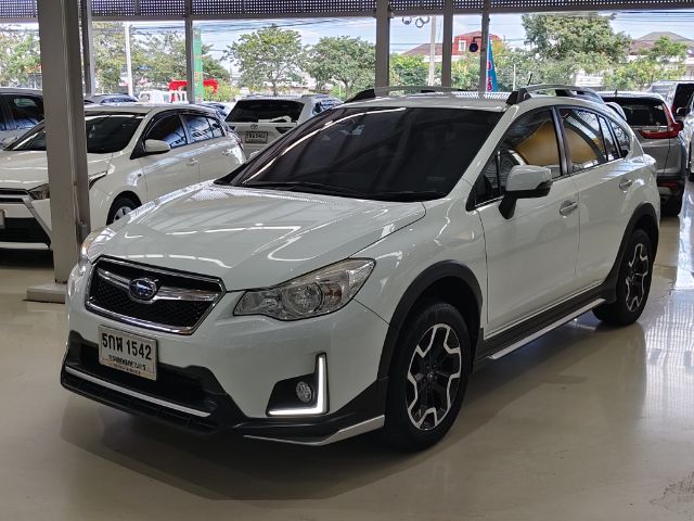 Subaru XV 2016 2.0 Crosstrek 4WD Sedan เบนซิน ไม่ติดแก๊ส เกียร์อัตโนมัติ ขาว รูปที่ 3