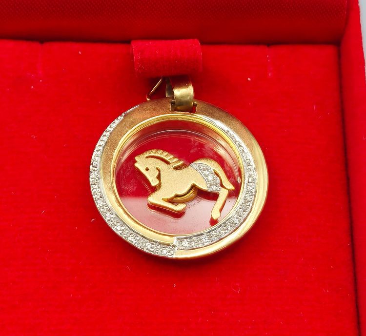 จี้ม้าทองฝังเพชร (หมุนได้)