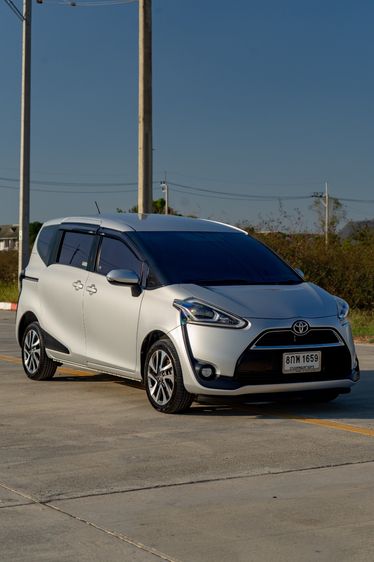 รถ Toyota Sienta 1.5 V สี เทา