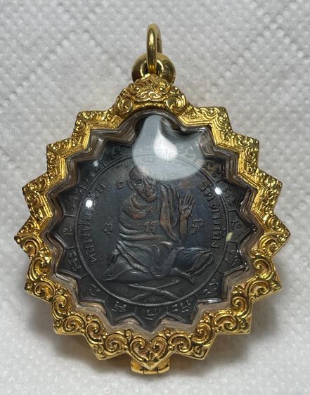 เหรียญหลวงพ่อแช่ม วัดตาก้อง รุ่นแรก พิมพ์ 2 หู เนื้อทองแดงรมดำ ปี 2484 พร้อมตลับทองคำหนามือ 1