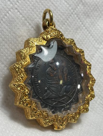 เหรียญหลวงพ่อแช่ม วัดตาก้อง รุ่นแรก พิมพ์ 2 หู เนื้อทองแดงรมดำ ปี 2484 พร้อมตลับทองคำหนามือ 1 รูปที่ 3