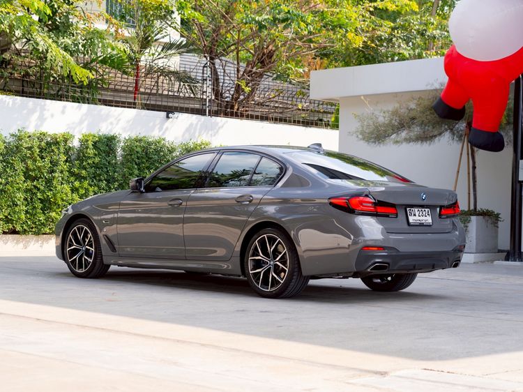 BMW Series 5 2022 530e Sedan ปลั๊กอินไฮบริด (PHEV) ไม่ติดแก๊ส เกียร์อัตโนมัติ เทา รูปที่ 4