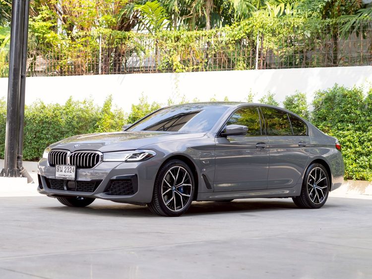 BMW Series 5 2022 530e Sedan ปลั๊กอินไฮบริด (PHEV) ไม่ติดแก๊ส เกียร์อัตโนมัติ เทา รูปที่ 3