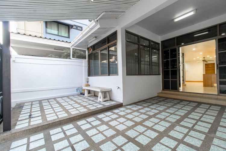 ไม่มี สร้างเสร็จก่อน 2010 ทาวน์โฮมกลางสาทร — ทำเล Rare Item ใกล้ MRT ลุมพินี 3 ชั้น  ทำเลสาทร-พระรามสี่-ศรีบำเพ็ญ-เย็นอากาศ รูปที่ 2