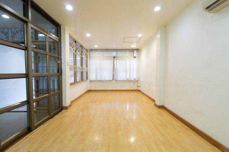 ไม่มี สร้างเสร็จก่อน 2010 ทาวน์โฮมกลางสาทร — ทำเล Rare Item ใกล้ MRT ลุมพินี 3 ชั้น  ทำเลสาทร-พระรามสี่-ศรีบำเพ็ญ-เย็นอากาศ รูปที่ 4