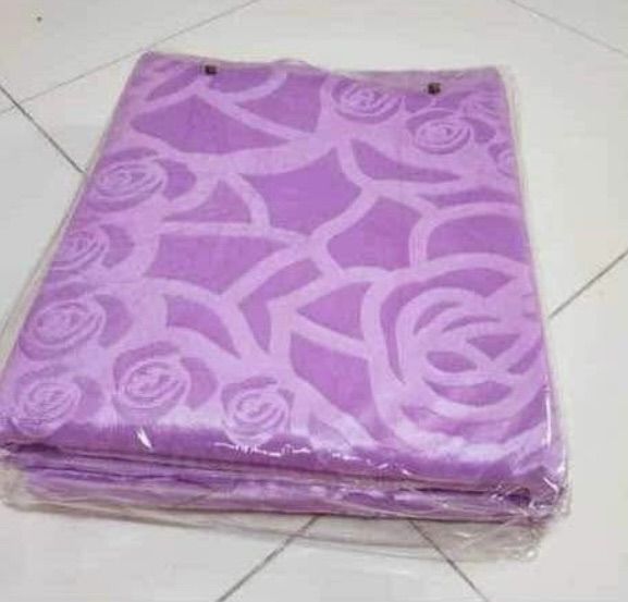 ผ้าปูที่นอนและปลอกผ้าห่มลายดอกกุหลาบสีม่วง