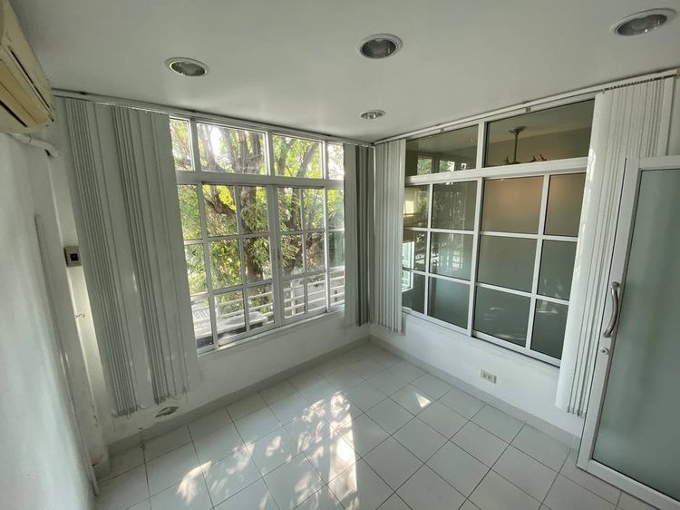 Building near BTS Ekkamai  รูปที่ 4