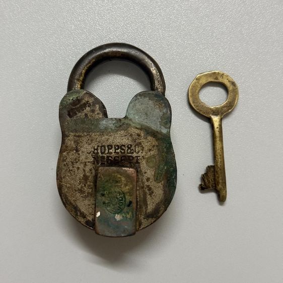 แม่กุญแจเก่า