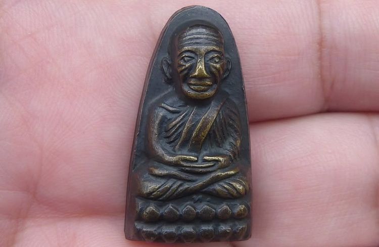 หลวงปู่ทวดพิมพ์เล็กหลังหนังสือ