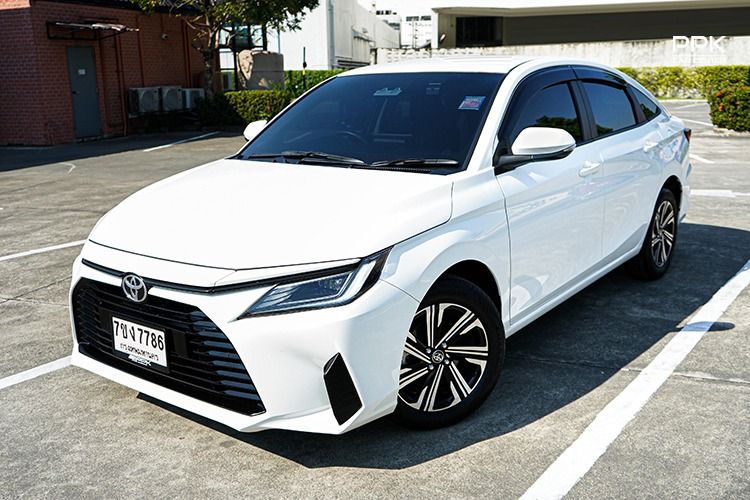 รถ Toyota Yaris ATIV 1.2 Smart สี ขาว