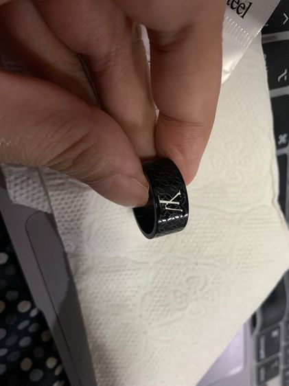 แหวนสีดำ ฉลุลาย LV ค่ะ