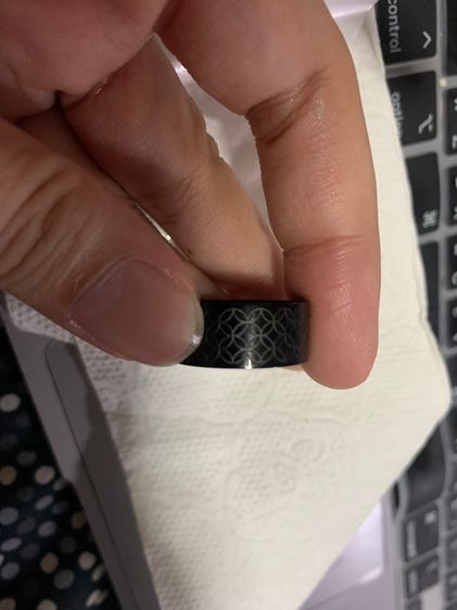 แหวนสีดำ ฉลุลาย LV ค่ะ รูปที่ 3