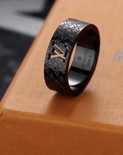 แหวนสีดำ ฉลุลาย LV ค่ะ รูปที่ 7