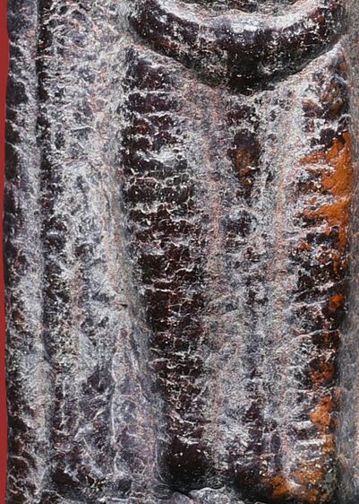 พระบ้าน พระร่วงยืนหลังรางปืน กรุวัดพระศรีมหาธาตุ ลพบุรี เนื้อสนิมแดง ขึ้นไข สวย รูปที่ 14