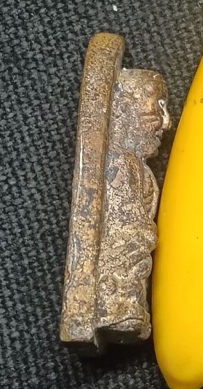 หลวงพ่อทวด หลังเตารีด พิมพ์ใหญ่ A ที่ระลึกบุญกฐิน57 พ่อท่านเขียว วัดห้วยเงาะ จ.ปัตตานี เนื้อทองแดงเถื่อน ตอกโค้ดหมายเลขกำกับ รูปที่ 3