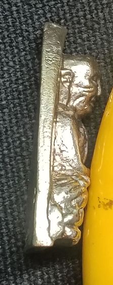 หลวงปู่ทวด ๕ ทศวรรษ พิมพ์เตารีด เนื้ออาบเงิน ๗ รอบ พ่อท่านเขียว วัดห้วยเงาะ ปัตตานี ปี2556 รูปที่ 3