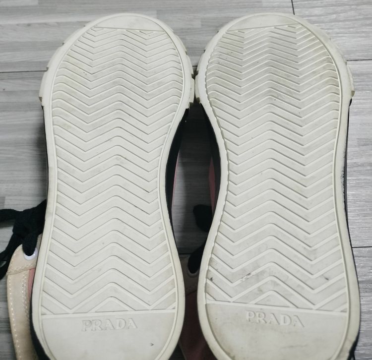 รองเท้าผ้าใบ prada