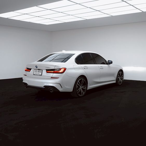 BMW Series 3 2021 330e Sedan ปลั๊กอินไฮบริด (PHEV) ไม่ติดแก๊ส เกียร์อัตโนมัติ ขาว รูปที่ 4