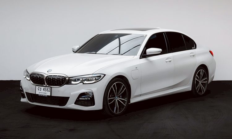 BMW Series 3 2021 330e Sedan ปลั๊กอินไฮบริด (PHEV) ไม่ติดแก๊ส เกียร์อัตโนมัติ ขาว