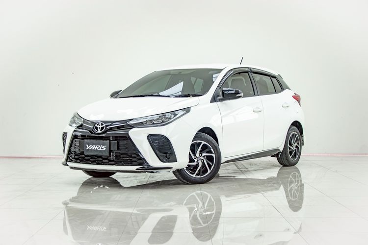 รถ Toyota Yaris 1.2 Sport สี ขาว