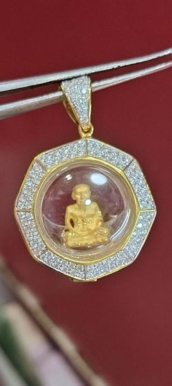 หลวงปู้ทวดทองคำเลี่ยมทองคำประดับเพชร รูปที่ 2