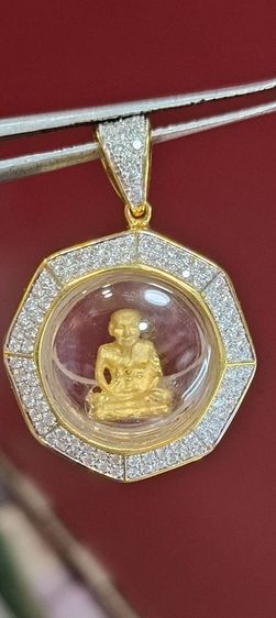 หลวงปู้ทวดทองคำเลี่ยมทองคำประดับเพชร รูปที่ 3