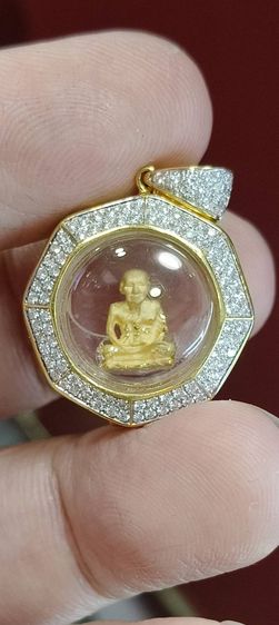 หลวงปู้ทวดทองคำเลี่ยมทองคำประดับเพชร