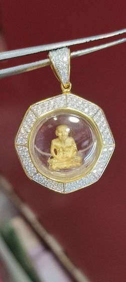 หลวงปู้ทวดทองคำเลี่ยมทองคำประดับเพชร รูปที่ 4