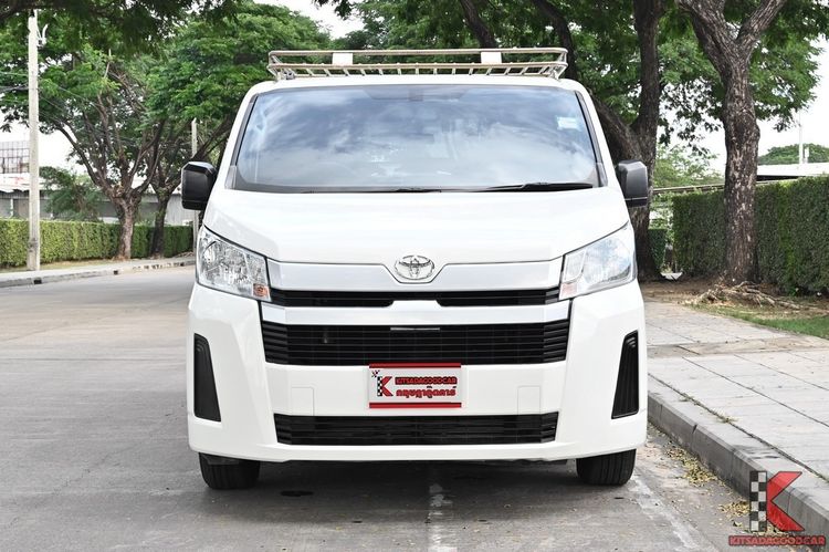 Toyota Hiace 2021 2.8 economy Van ดีเซล ไม่ติดแก๊ส เกียร์ธรรมดา ขาว รูปที่ 2