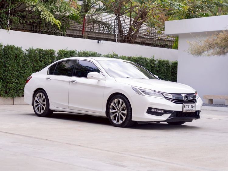 รถ Honda Accord 2.0 EL สี ขาว