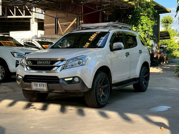 รถ Isuzu MU-X 3.0 สี ขาว