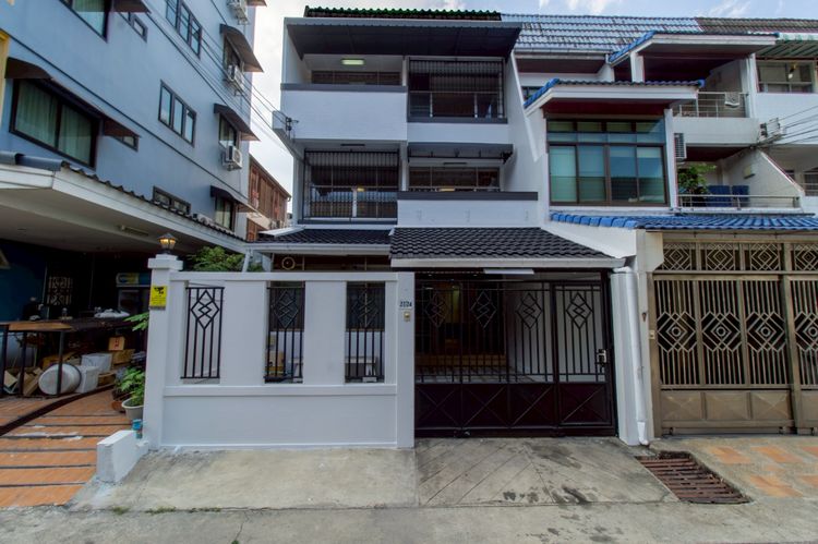 มีบางส่วน บ้านทาวน์โฮม 3 ชั้นบน “ทำเลที่หาไม่ได้แล้ว” กลางสาทร-เย็นอากาศ-พระราม 4 ซอยศรีบำเพ็ญ