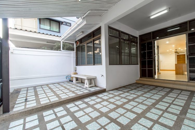 มีบางส่วน บ้านทาวน์โฮม 3 ชั้นบน “ทำเลที่หาไม่ได้แล้ว” กลางสาทร-เย็นอากาศ-พระราม 4 ซอยศรีบำเพ็ญ รูปที่ 2