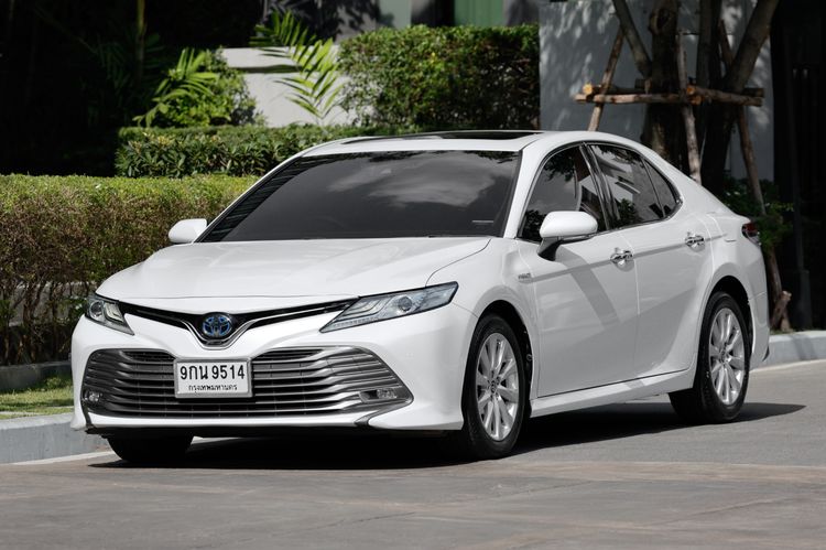 รถ Toyota Camry 2.5 HV Premium สี ขาว