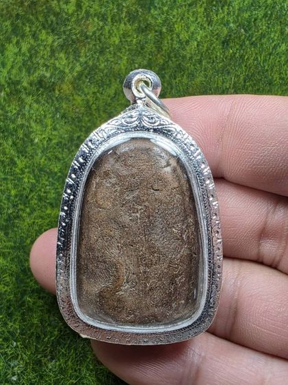 พระเปิมเนื้อดินใส่ตลับสีเงิน เนื้อดิน เก่า รูปที่ 2