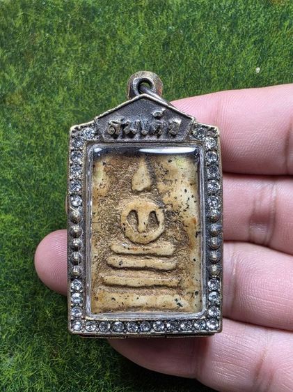 พระสมเด็จวัดระฆังพร้อมตลับล้อมเพชรเก่าๆ