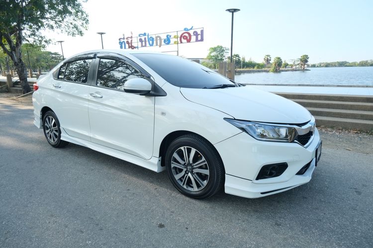 Honda City 1.5VPlus สีขาว เบาะหนังสีดำ เกียร์ออโต้ ปี 2018