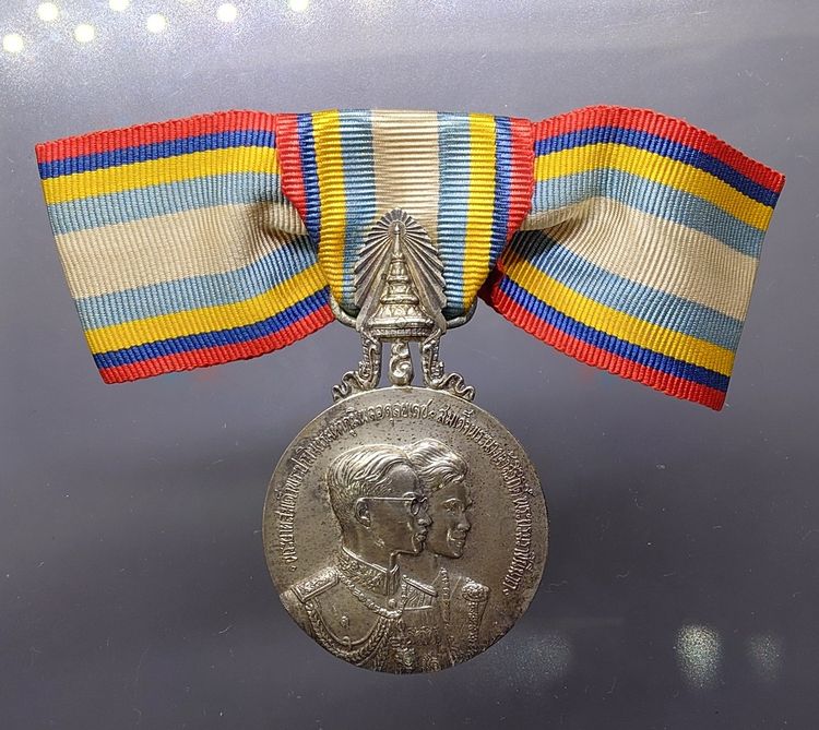 เหรียญไทย เหรียญที่ระลึกประดับแพรแถบ เสด็จประพาสยุโรป (บล็อกนอก) พิมพ์ใหญ่ ปี2503 แบบหญิง