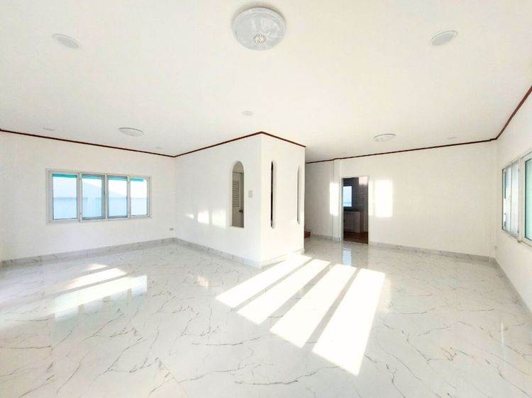 อื่นๆ ไม่มี 2024 หาบ้านเดี่ยว 4 ห้องนอน ทำเลดี คลอง 4 อยู่ไหม นี่คือโอกาสทอง บ้านตกแต่งใหม่ พร้อมอยู่ ฟังก์ชันใหญ่ 4 ห้องนอน 3 ห้องน้ำ รูปที่ 2