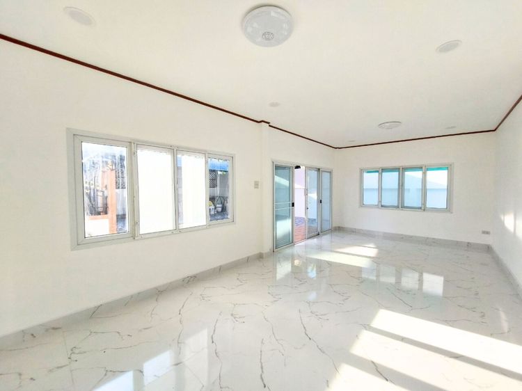 อื่นๆ ไม่มี 2024 หาบ้านเดี่ยว 4 ห้องนอน ทำเลดี คลอง 4 อยู่ไหม นี่คือโอกาสทอง บ้านตกแต่งใหม่ พร้อมอยู่ ฟังก์ชันใหญ่ 4 ห้องนอน 3 ห้องน้ำ รูปที่ 3