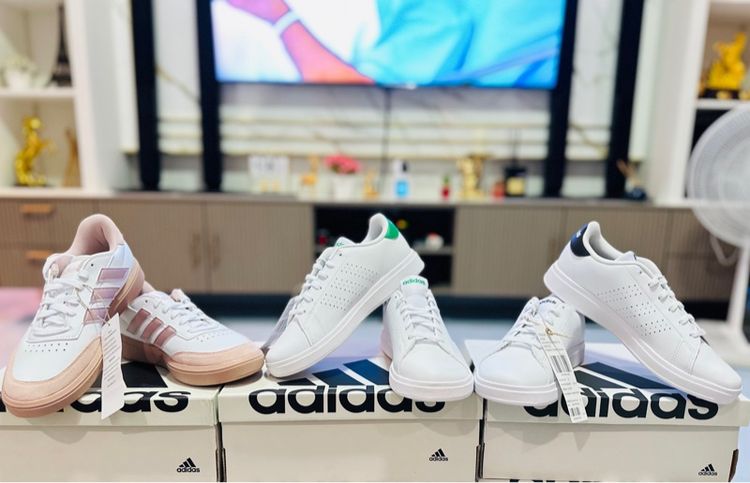 ไม่ระบุ ขาว รองเท้าออกกำลังกาย อื่นๆ รองเท้าAdidasของแท้มือ1 490฿